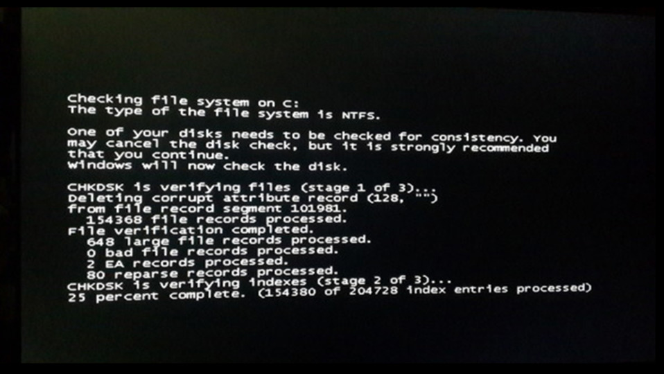 При включении компьютера черный экран с надписями. Черный экран смерти. Черный экран смеееерти. Чёрный экран смерти в Windows. Чёрный экран смерти в Windows 7.
